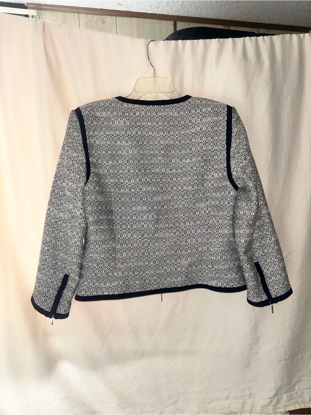 Women's Black & White Fitted Textured Zip-Front Collarless Jacket - Picture 6 of 14